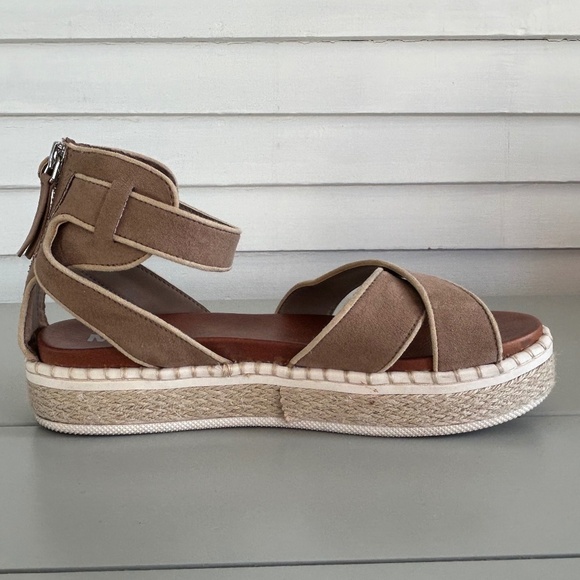 MIA Tan Platform Sandals - Picture 3 of 13